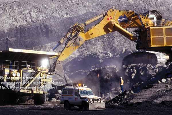 https://www.passion-liebherr.net/galeries/g_pelles_chenilles/tpl_mtowen11.jpg