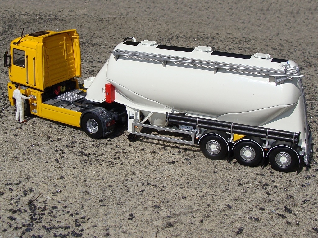 https://www.passion-liebherr.net/galeries/mr_lucien/2016_07_27_05_23_36_1.jpg